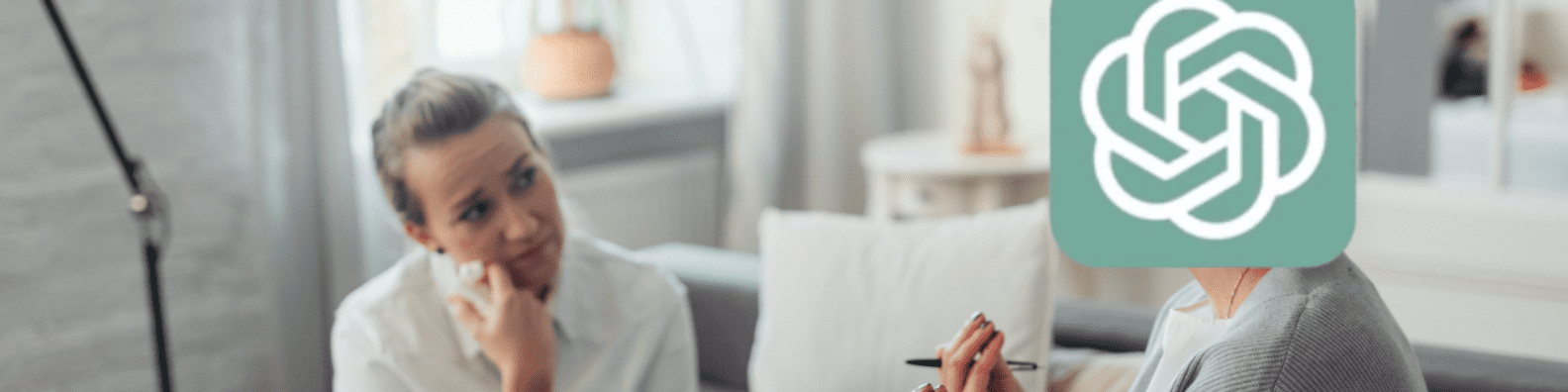 Es una imagen de un salón- Una mujer rubia con una blusa blanca y pantalón negro está sentada en un sofá gris mirando con cara de extrañeza a otra persona enfrente. Dicha mujer lleva un vestido gris y está hablando. En vez de una cara, tiene el logo de Chatgpt, una flor de color blanco sobre un fondo verde.