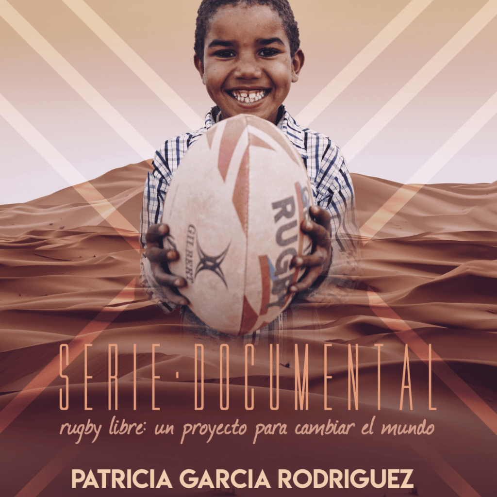 Sobre un fondo de un desierto con dunas, se encuentra la imagen de n niño pequeño negro, con el pelo negro corto y ondulado. Lleva una blusa blanca de líneas azules oscuras. Está sujetando un balón oval de rugby. Debajo aparece el texto: Serie documental rugby libre: un proyecto para cambiar el mundo. De color marrón claro. Debajo de este, en letras blancas el nombre Patricia García Rodríguez.