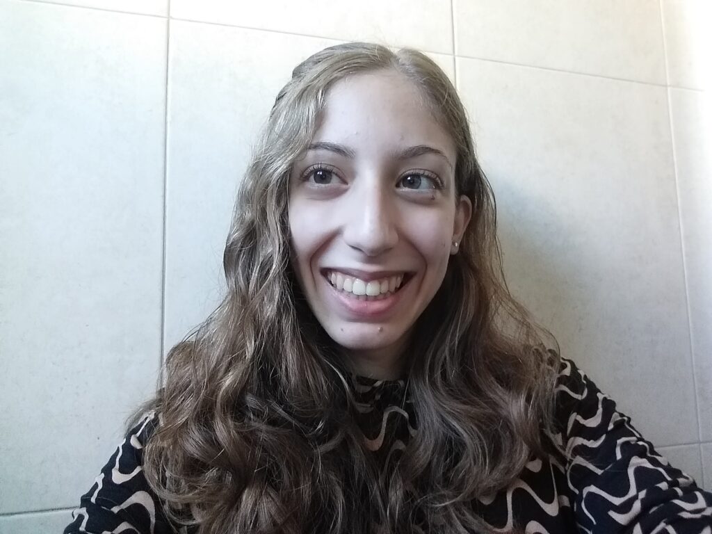 Alicia-Periodista Imagen de Alicia Marín, periodista de profesión.Chica joven rubia con el pelo largo ondulado.