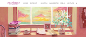 Se observa una captura de pantalla de una web. En la parte superior una cabecera de color blanca. A la izquierda se observa el texto En el mar editorial de color morado, como logo de la web. A su derecha está el menú con las siguientes pestañas: Libros; Envios internacionales; nosotras, manuscritos, premio, contacto y un carrito negro. Debajo aparece una ilustración de una ventana de la que se ve un atardecer con nubes rosas. En el alféizar de la ventana hay una taza de café, unos libros, un cuadro de un perro y un jarrón de cristal con flores celestes.