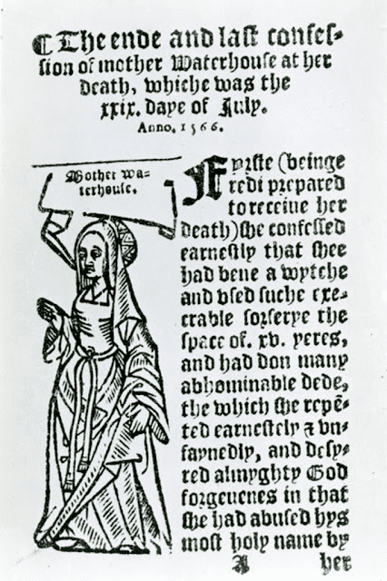 Panfleto vertical contando la historia de Agnes Waterhouse en latín. El texto está ubicado a la derecha, mientras que la imagen de una señora con un vestido y el pelo cubierto está a la izquierda.