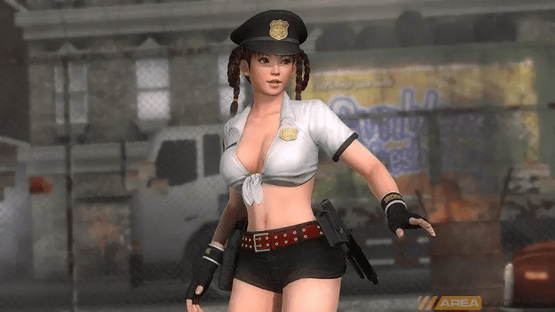 Se observa el avatar de un juego de una chica blanca asiática sexualizada. Tiene trenzas cortas castañas, una gorra de policía negra. Una blusa anudada en un lazo blanco con un escote muy pronunciado. Tiene la placa enganchada en la blusa. Lleva pantalones cortos negros con un cinturón rojo. Tiene guantes negros y una pistola en la cintura.