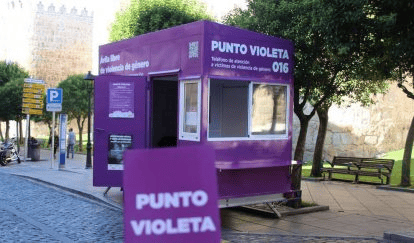 Se observa un cubículo morado, con ventas grandes y la puerta abierta. En la parte superior, en letras blancas y grande, se lee la información: Punto Violeta, 016. Le acompaña un código QR.