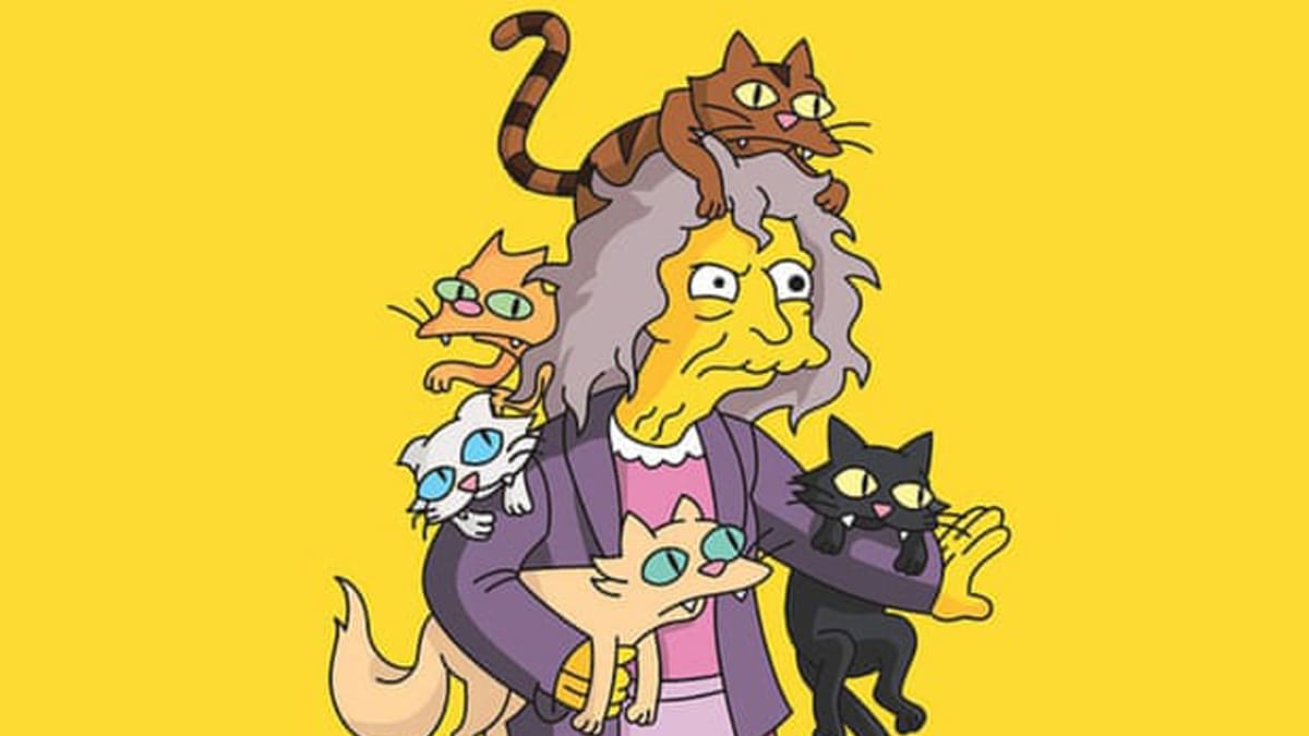 Sobre un fondo amarillo, se observa al personaje Eleanor Abernathy, La Loca de los Gatos en Los Simpson. Es una señora de mediana edad, con el pelo gris y aspecto descuidado, ojos de loca y una bata morada. Tiene varios gatos de diferentes colores subidos a sus hombros, cabeza y brazos.