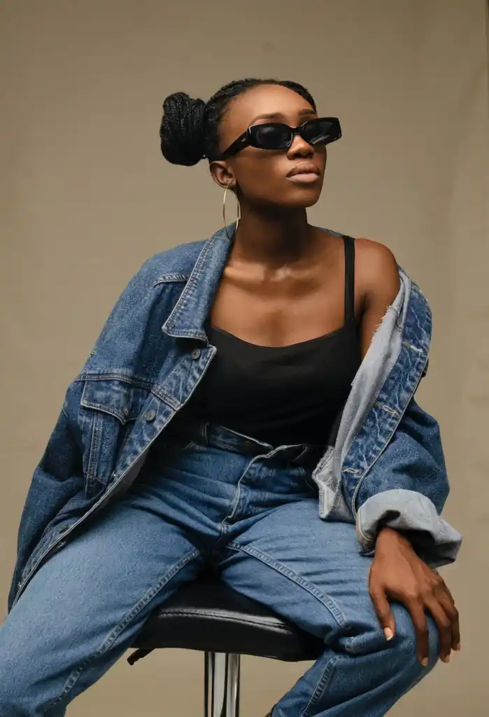 Una chica sentada con una chaqueta y un pantalón vaquero. Es negra y tiene el pelo negro recogido en dos pompones. Tiene gafas de sol.

La imagen es la portada de la sección Únete a la comunidad