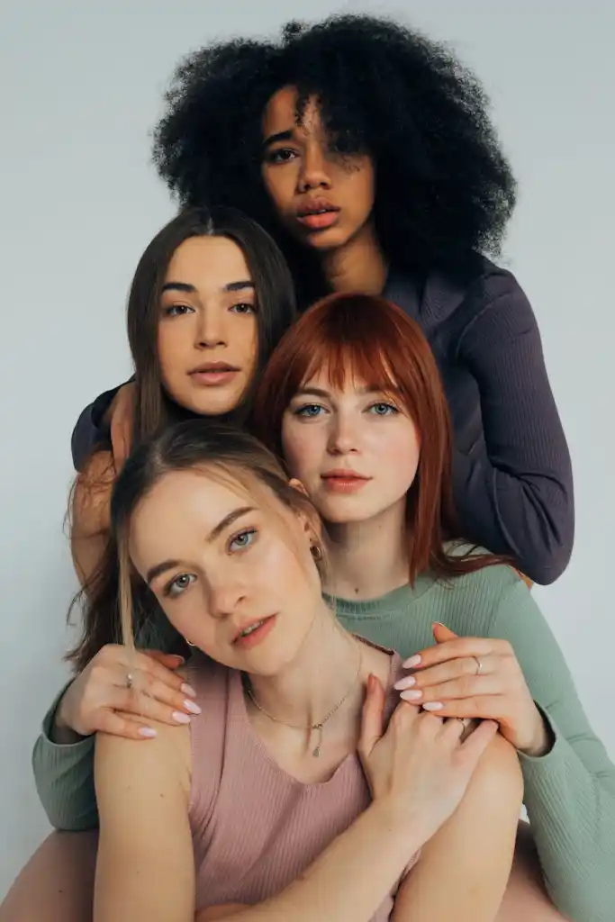 Aparecen varias chicas en fila vertical, con las cabezas apoyadas las unas sobre las otras. Hay una chica rubia, una con el pelo castaño, otra pelirroja y otra con el pelo afro.

La imagen es la portada de la newsletter junto al texto Únete a la comunidad.