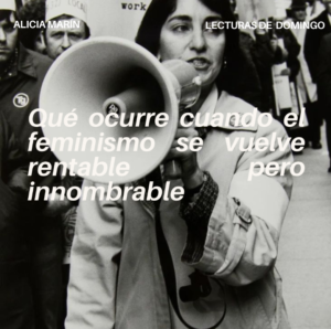 Portada del post. Fotografía en blanco y negro de una muchacha con un micro. Encima de la foto el texto ¿Qué ocurre cuando el feminismo se vuelve rentable pero innombrable?